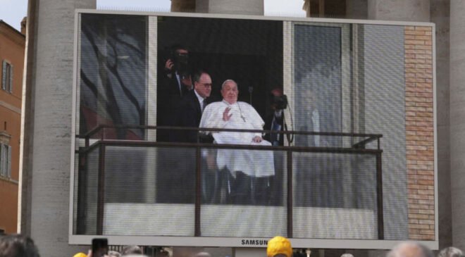 Papa Franciscus, hastaneden taburcu edildi: Bir ayı aşkın süre sonra halkı selamladı | Dış Haberler