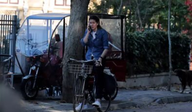 Ölen İngiliz eski istihbarat subayının evinin önünde gizemli bir kadın
