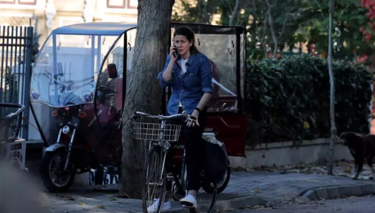 Ölen İngiliz eski istihbarat subayının evinin önünde gizemli bir kadın