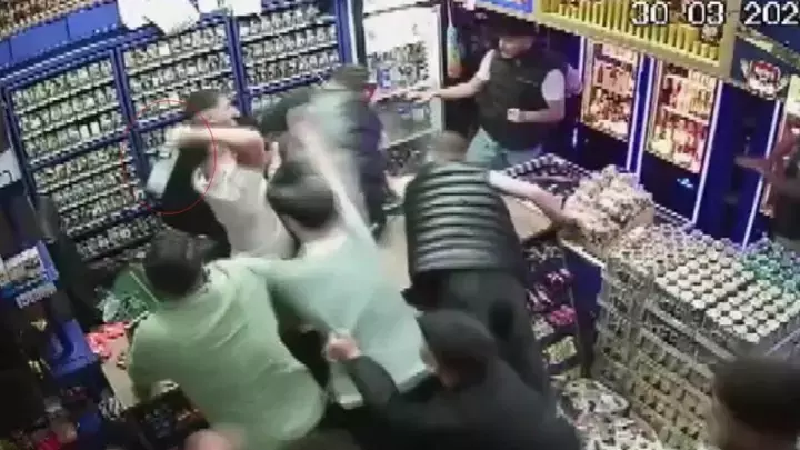 Sakarya’da dehşete düşüren görüntüler! Tekel bayiinde 2 kişiyi öldüresiye darbettiler