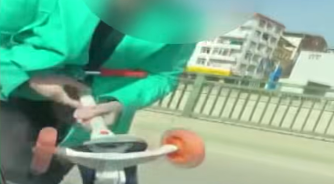 Bursa’da bir kadın sürücü, yol vermediğini öne sürdüğü kişinin aracına çocuk scooter’ıyla saldırdı.